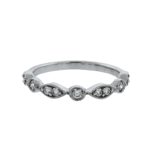 Wedding band in white gold round diamonds surrounded by alternating shapes