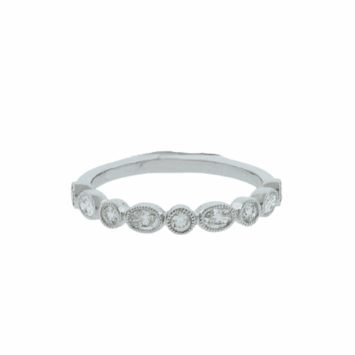 Alternating pattern round and oval shape diamonds wedding band with milgrain edge